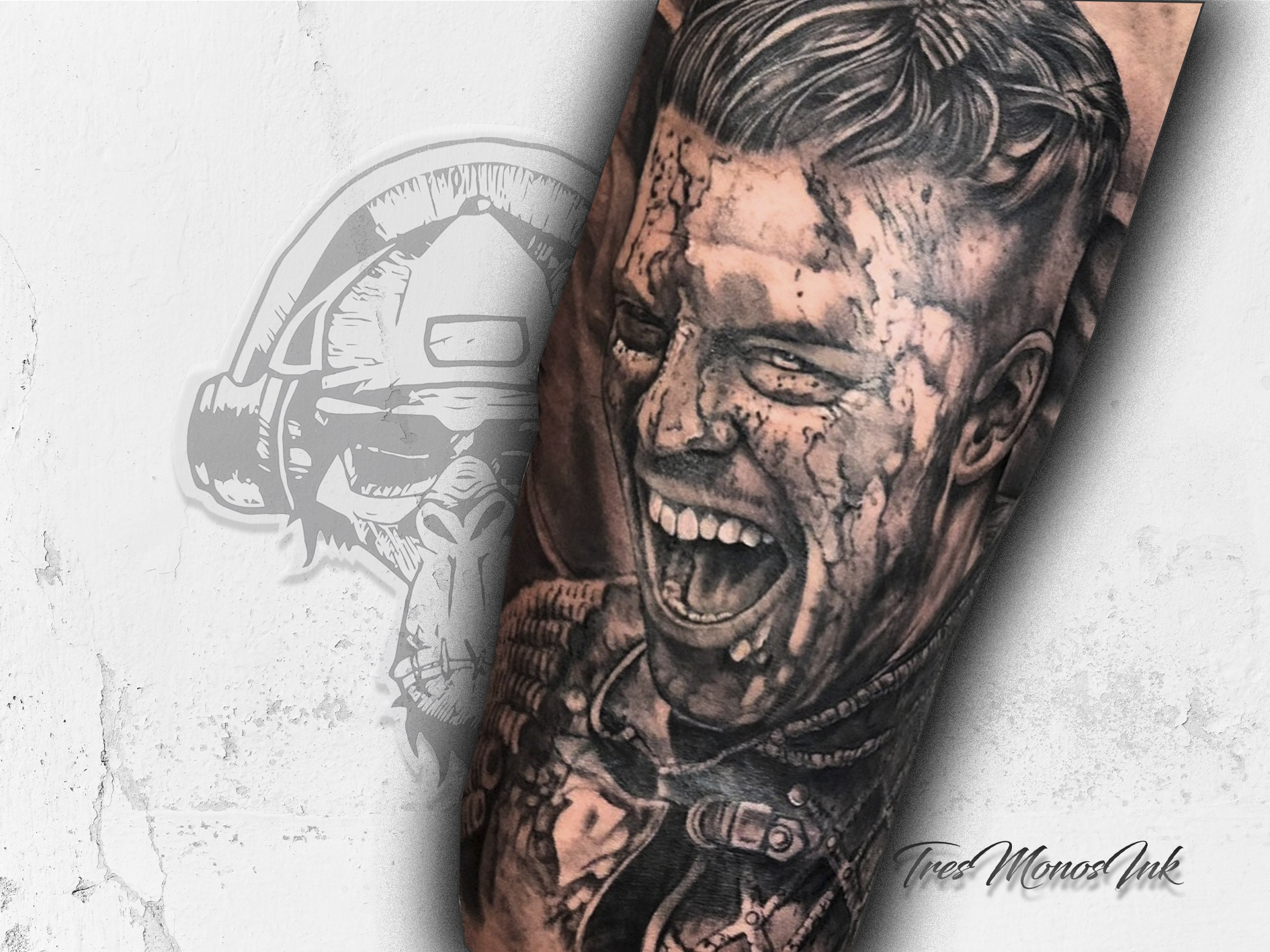 Artista tatuando