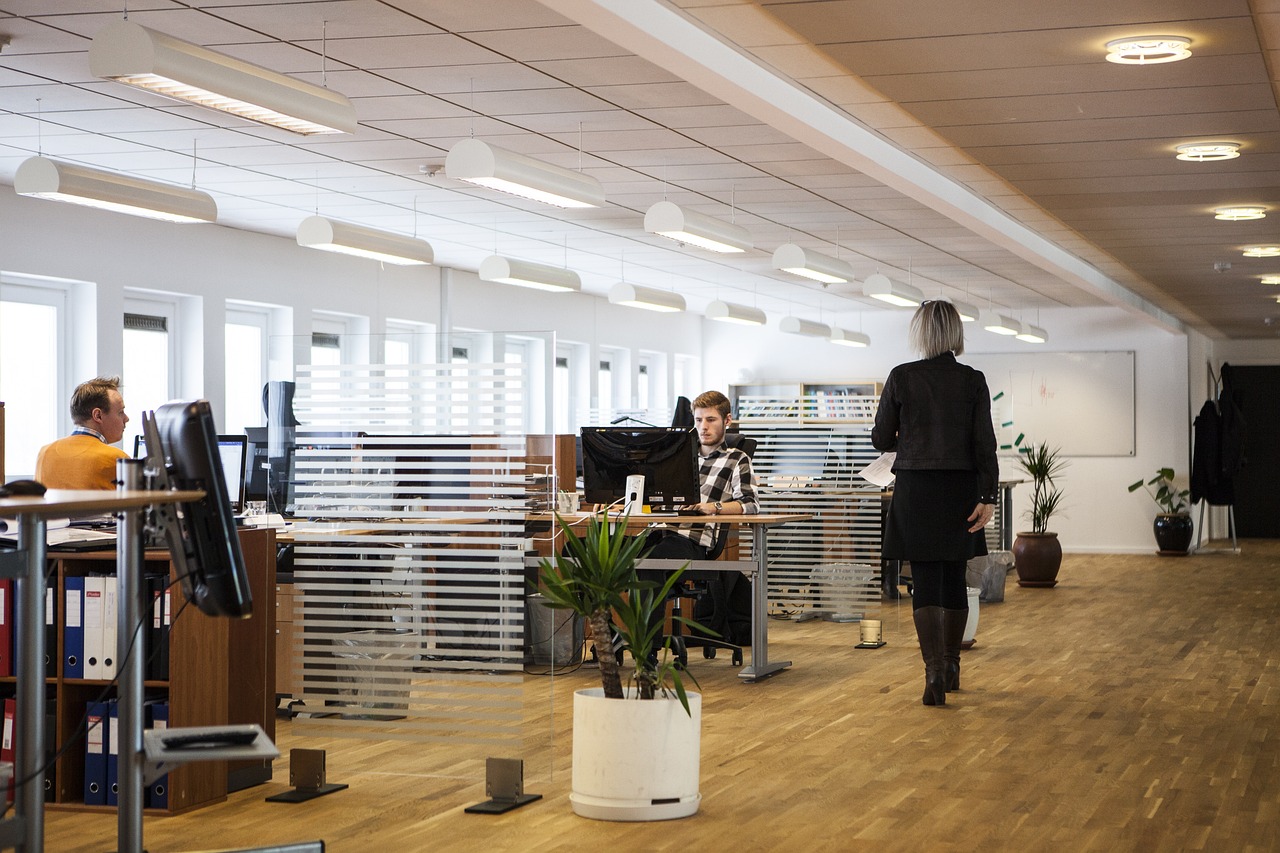 Imagen de personas trabando en oficina